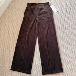 Lululemon NWT Scuba wide leg velvet cord pant size 6